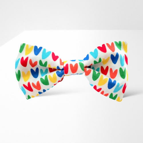 MM225 Muszka mucha męska damska kolorowa gotowa serca serduszka biała.PNG