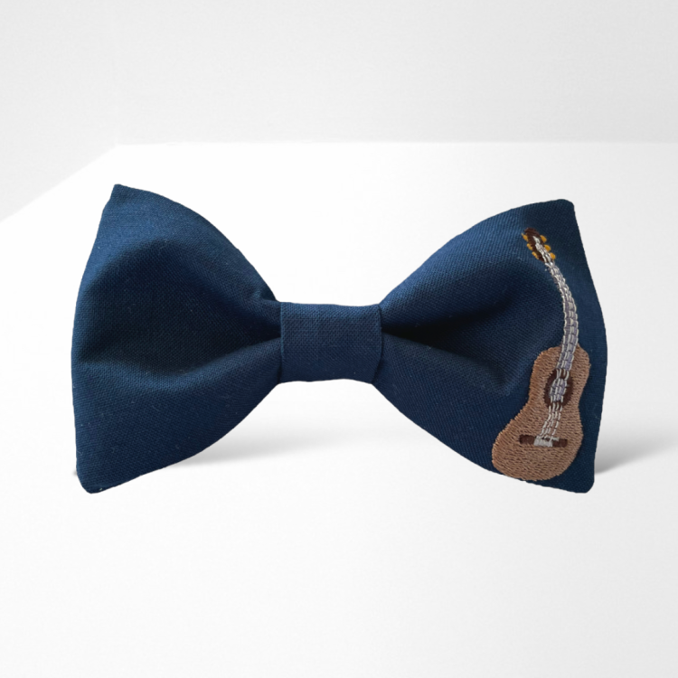 MH012 Muszka mucha męska damska gotowa z haftem haftowana unikatowa oryginalna gitara muzyka granatowa.PNG