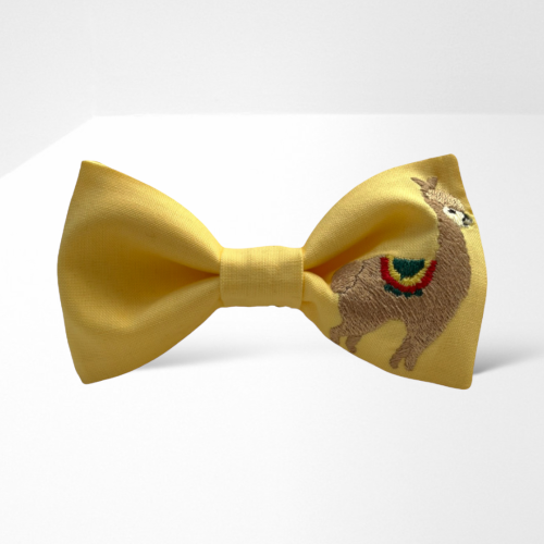 MH005 Muszka mucha męska damska gotowa z haftem haftowana unikatowa oryginalna alpaka lama w lamy z lamą w alpaki żółta.PNG