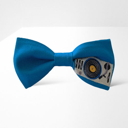 MH015 Muszka mucha męska damska gotowa z haftem haftowana unikatowa oryginalna MIXER DJ niebieska.PNG