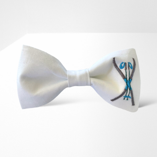 MH013 Muszka mucha męska damska gotowa z haftem haftowana unikatowa oryginalna NARTY BIAŁA.PNG