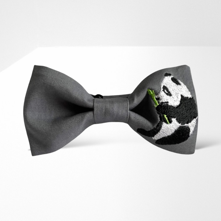 MH006 Muszka mucha męska damska gotowa z haftem haftowana unikatowa oryginalna pandy z pandą panda szara grafitowa.PNG