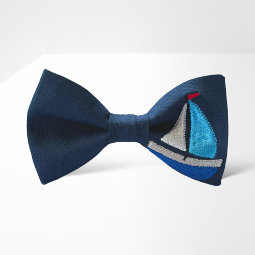 MH010 Muszka mucha męska damska gotowa z haftem haftowana unikatowa oryginalna żaglówka granatowa.PNG