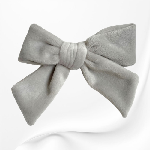 SKD004 SPINKA KOKARDKA DUŻA WELUROWA SZARA JASNA.JPG