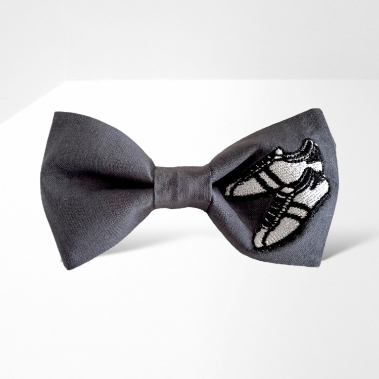 MH011 Muszka mucha męska damska gotowa z haftem haftowana unikatowa oryginalna korki piłka nożna szara grafitowa.JPG