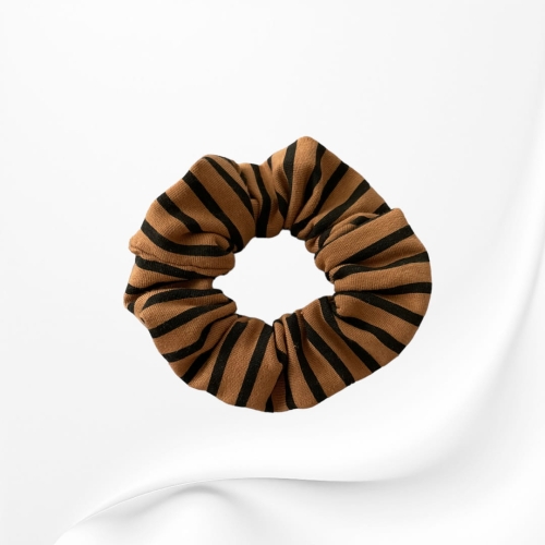 GS036 Gumka frotka scrunchie średnia w paski brązowa.JPG