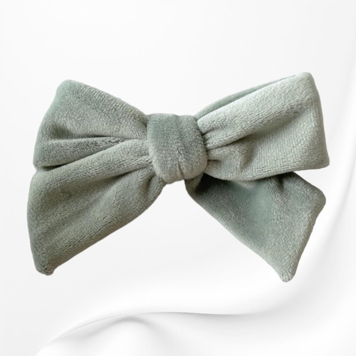 SKD017 SPINKA KOKARDKA DUŻA WELUROWA ZIELONA BLADA.JPG