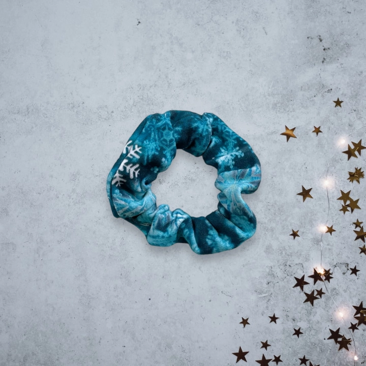GD075 Gumka frotka scrunchy scrunchie mini świąteczne śnieżynki niebieska.JPG