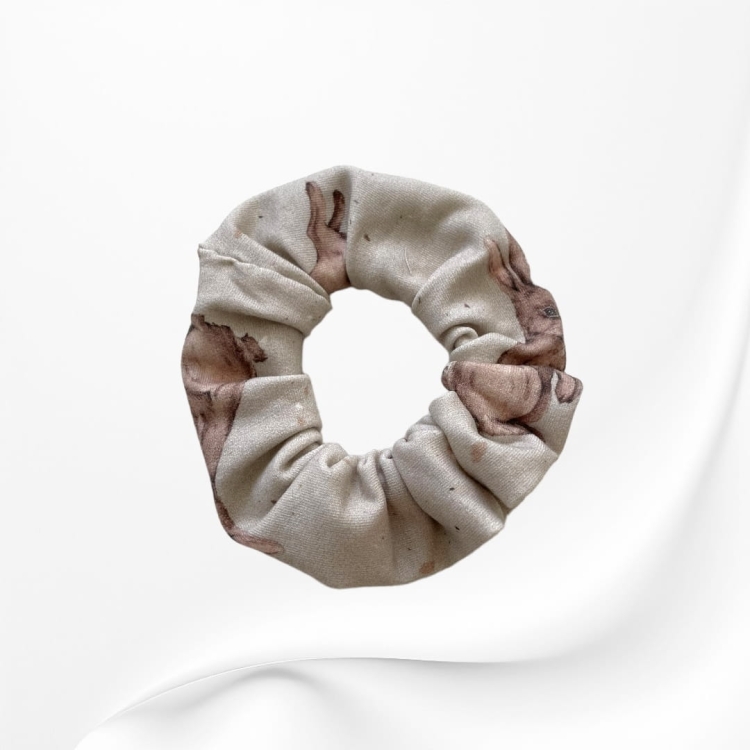 GS044 Gumka frotka scrunchie średnia zające zajączki.JPG