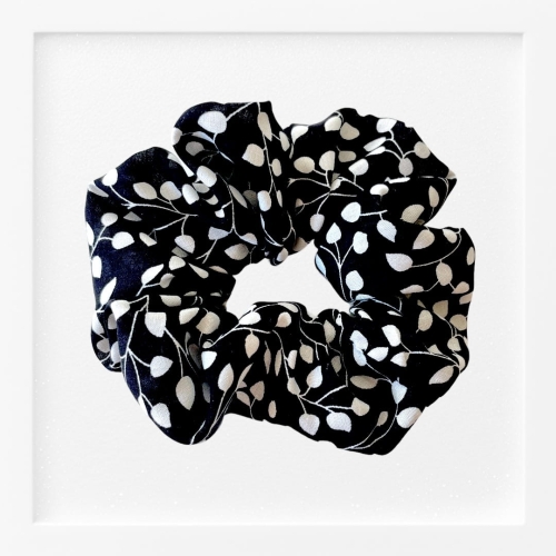 GM015 Gumka z materiału frotka na włosy na rękę do włosów materiałowa czarno-biała listki.JPG