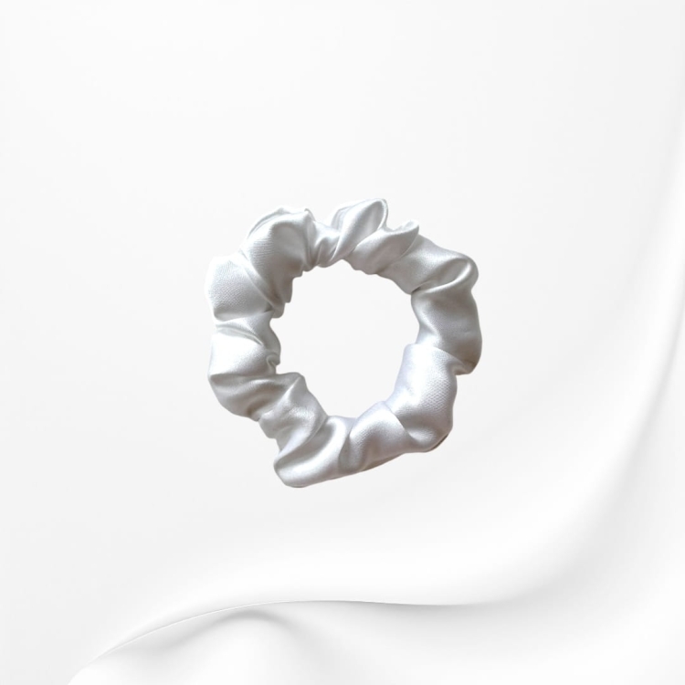 GJM004 JEDWABNA SCRUNCHIE GUMKA DO WŁOSÓW MINI BIAŁA.JPG