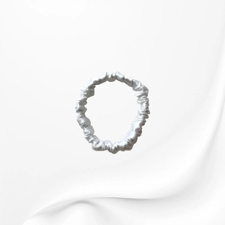 GJMC004 GUMKA WĄSKA JEDWABNA SCRUNCHIE DO WŁOSÓW MICRO BIAŁA.JPG