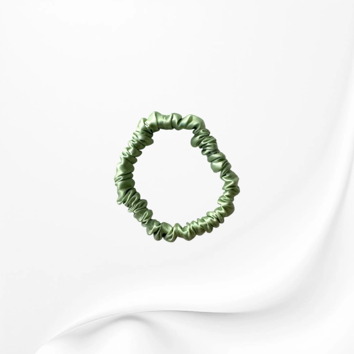 GJMC011 GUMKA WĄSKA JEDWABNA SCRUNCHIE DO WŁOSÓW MICRO ZIELONA JASNA.JPEG
