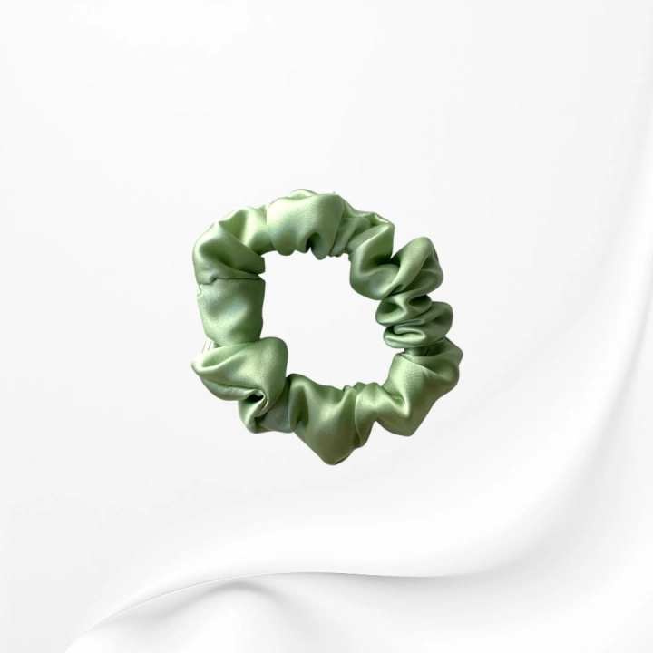 GJM011 JEDWABNA SCRUNCHIE GUMKA DO WŁOSÓW MINI ZIELONA JASNA.JPEG