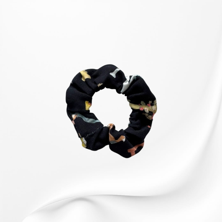 GD112 Gumka frotka scrunchy scrunchie mini wąska literki w lesie czarna.JPEG