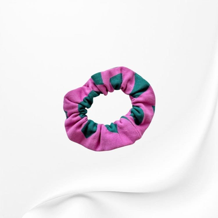 GD117 Gumka frotka scrunchy scrunchie mini różowa w zielone nitki.JPEG
