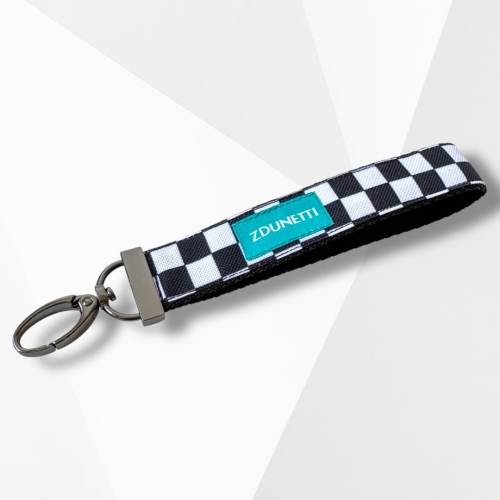 BR012 brelok breloczek na klucze nadgarstek - szachownica czarno-biała.JPEG