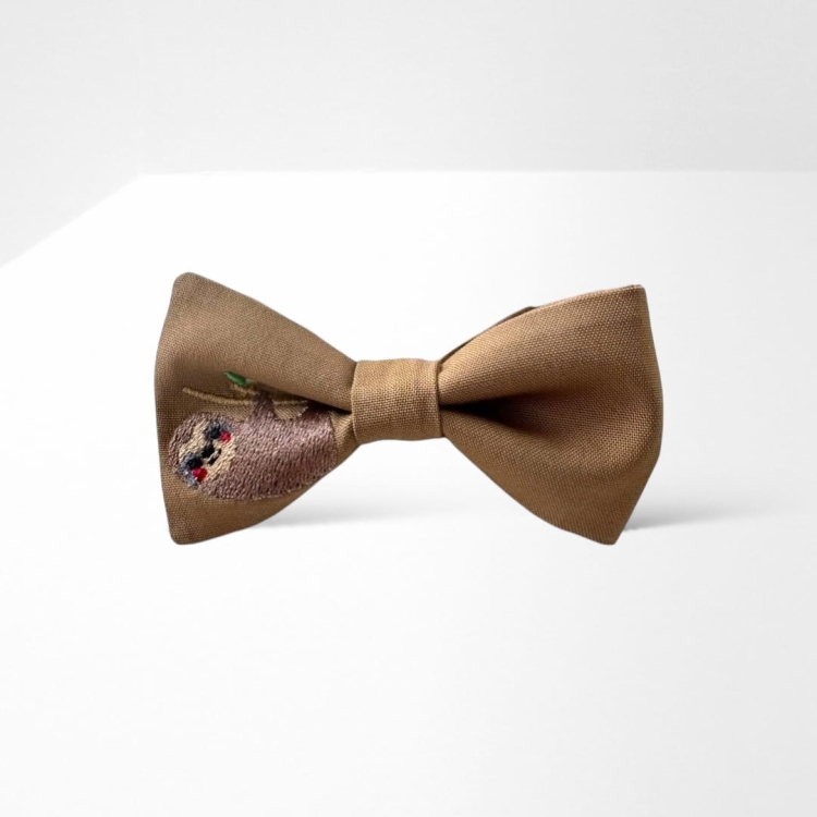 MHD024 Muszka dziecięca dla chłopca leniwiec brązowa.JPEG