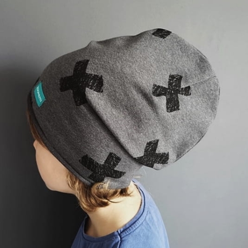 CZ109 Czapka dresowa dziecięca z dresówki smerfetka beanie plusy krzyżyki szara.jpg