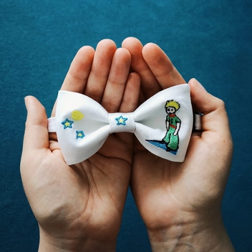 MH001 Muszka mucha męska damska gotowa z haftem haftowana unikatowa oryginalna Mały Książę biała.jpg